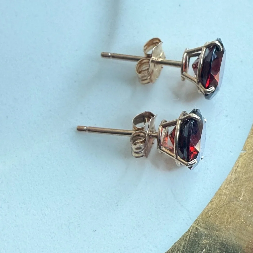 Elegant 10KT Gold and Garnet Stud Earrings - Picture 5 of 7